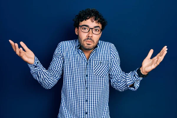 Ung Latinamerikansk Man Klädd Vardagskläder Och Glasögon Ledsna Och Förvirrade — Stockfoto