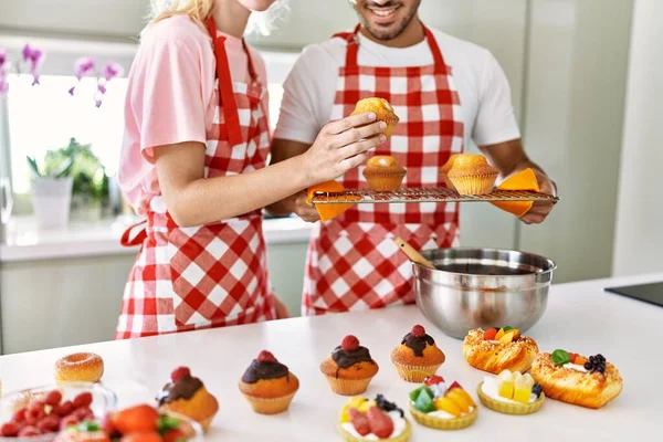 Casal Jovem Sorrindo Doces Cozinha Felizes Cozinha — Fotografia de Stock