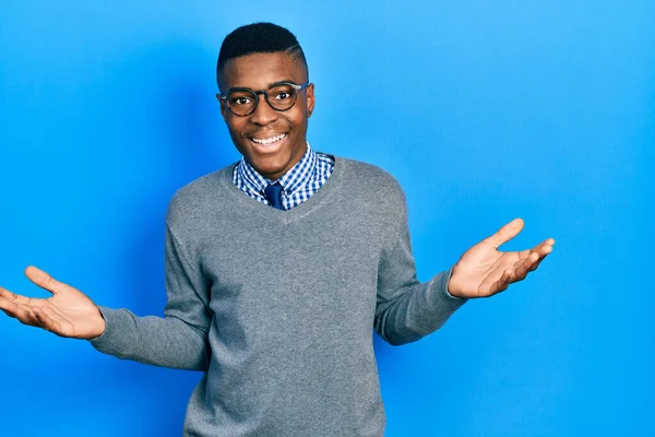 Junger Afrikanisch Amerikanischer Mann Mit Businessstil Und Brille Feiert Sieg — Stockfoto