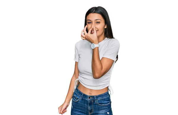 Jong Latijns Amerikaans Meisje Draagt Een Casual Wit Shirt Ruikt — Stockfoto
