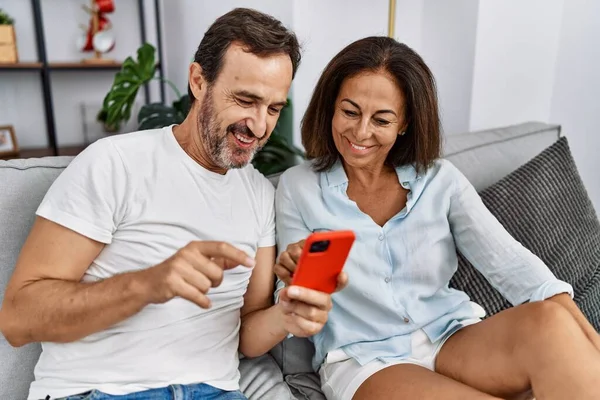 Medelålders Man Och Kvinna Par Använder Smartphone Sitter Soffan Hemma — Stockfoto
