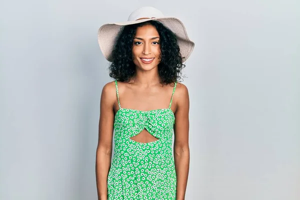Menina Latina Usando Chapéu Verão Com Sorriso Feliz Legal Rosto — Fotografia de Stock