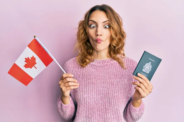 Jeune Femme Caucasienne Tenant Drapeau Canada Passeport Faisant Visage Poisson — Photo