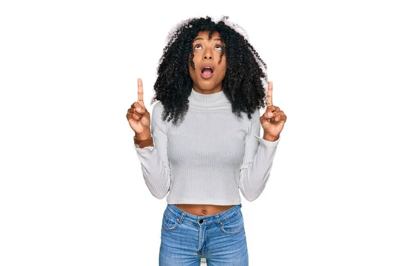 Young African American Girl Wearing Casual Clothes Amazed Surprised Looking — Stock Photo, Image