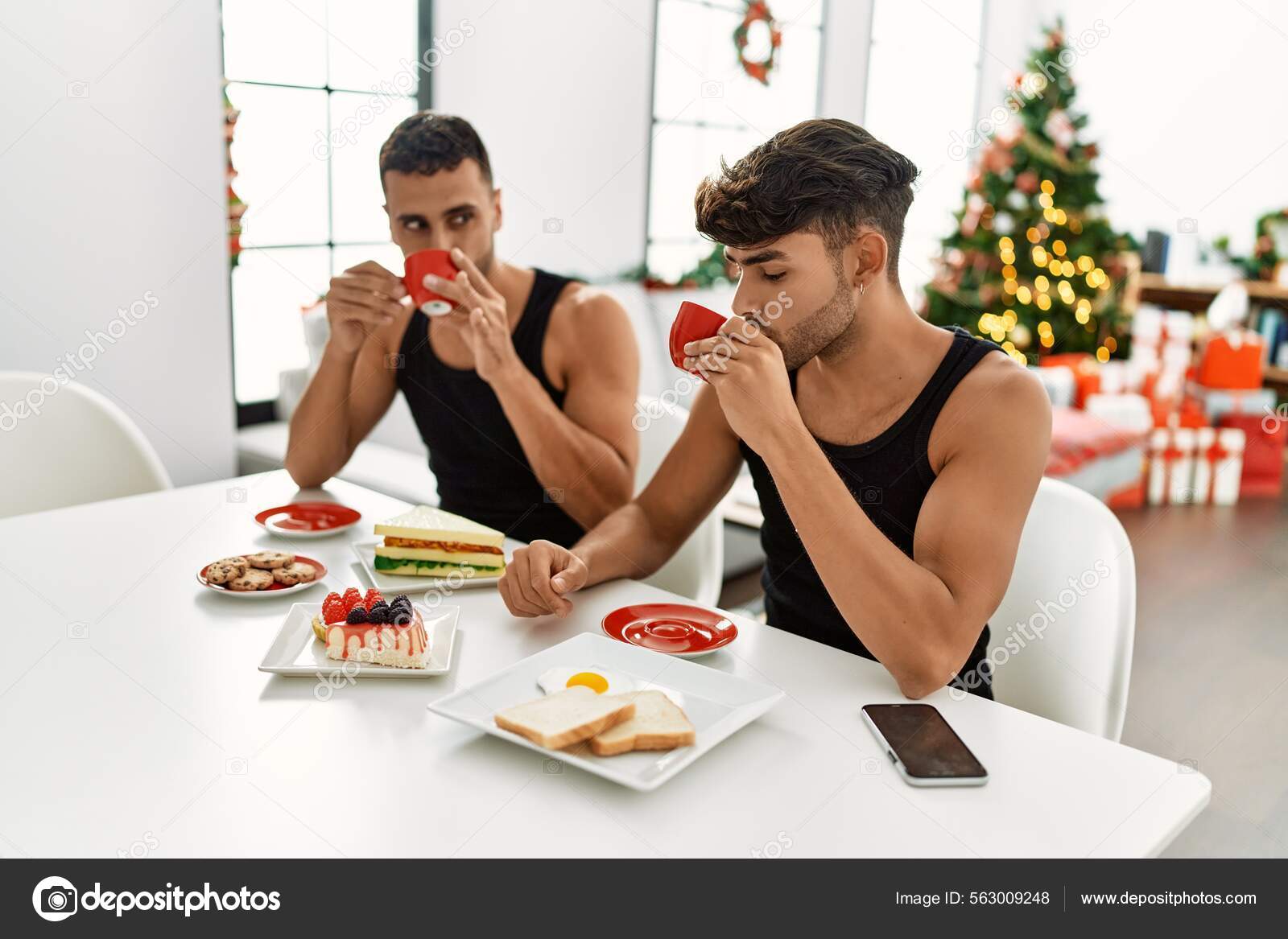 Два Латиноамериканца Завтракают Дома Рождественской Елки Стоковое.