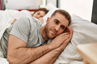 Genç İspanyol çift evde yatakta uyuyor..