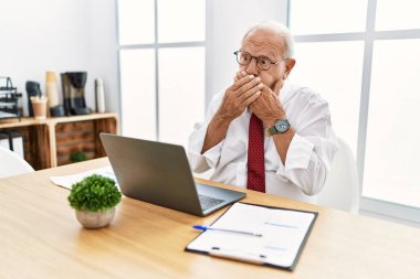 Ofiste çalışan üst düzey bir adam bilgisayarla çalışırken ağzını yanlışlıkla ellerle kapatırken şok geçirmiş. gizli kavram. 