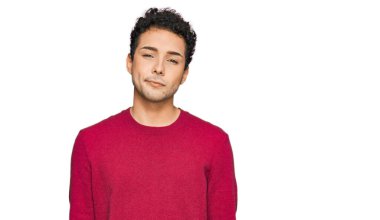 Gündelik kıyafetler giyen genç yakışıklı adam uykulu ve yorgun görünüyor, yorgunluktan yorgun ve akşamdan kalma, sabahları tembel gözler.. 