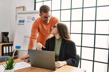 Ofiste çalışan iki beyaz iş adamı..