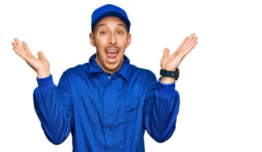 Kel ve sakallı bir adam, inşaatçı tulumu giyip çılgın kutlamalar yapıyor ve kolları açık, gözleri açık heyecanla haykırarak başarıyı kutluyor. Kazanan konsept 