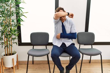 Yakışıklı genç adam, kolundan yaralanmış bir şekilde doktor bekleme odasında oturuyor. Gülümsüyor, gülümsüyor ve elleriyle dikizliyordu. Şaşırdım ve çıktım. 