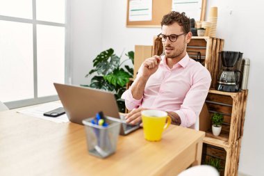 Ofiste çalışan genç İspanyol bir adam.