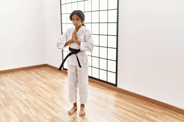 Afro Américaine Fille Portant Kimono Entraînement Karaté Centre Sportif — Photo