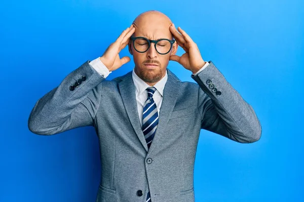 Sakallı Ceketli Gözlüklü Baş Ağrısı Çeken Çaresiz Stresli Bir Adam — Stok fotoğraf
