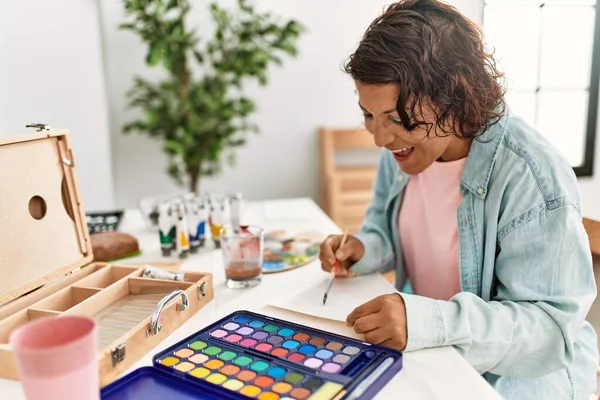 Middle Age Hispanic Artist Woman Smiling Happy Drawing Art Studio — Stock Photo, Image
