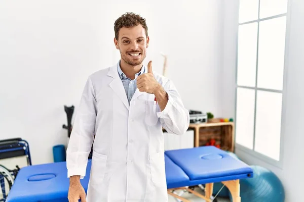 Ağrı Kesici Kliniğinde Çalışan Yakışıklı Genç Adam Elleriyle Mutlu Bir — Stok fotoğraf