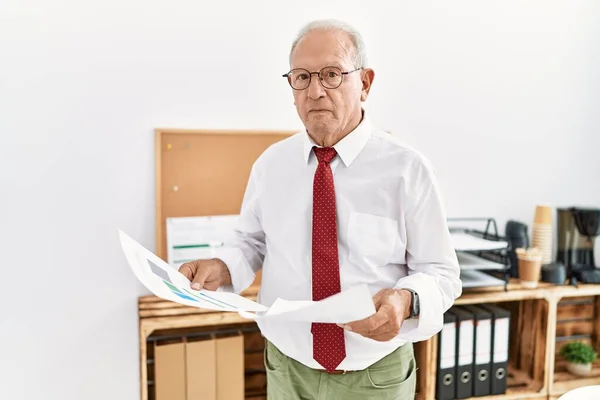 Senior Man Business Worker Holding Document Office — ストック写真