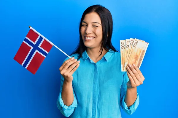 Elinde Norveç Bayrağı Krone Banknotları Tutan Genç Latin Kadın Kameraya — Stok fotoğraf