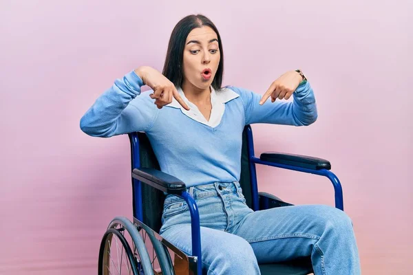 Beautiful Woman Blue Eyes Sitting Wheelchair Pointing Fingers Showing Advertisement — Stock fotografie