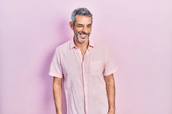 Bonito Homem Meia Idade Com Cabelos Grisalhos Vestindo Camisa Casual — Fotografia de Stock