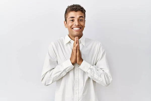 Jovem Homem Hispânico Bonito Sobre Fundo Isolado Orando Com Mãos — Fotografia de Stock