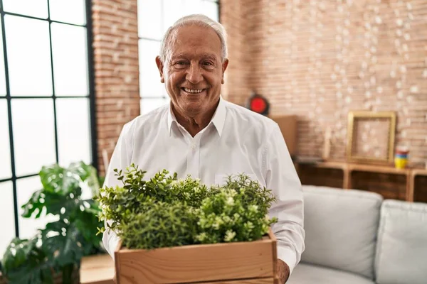 Senior Muž Usměvavý Jistý Držení Květináč Novém Domově — Stock fotografie