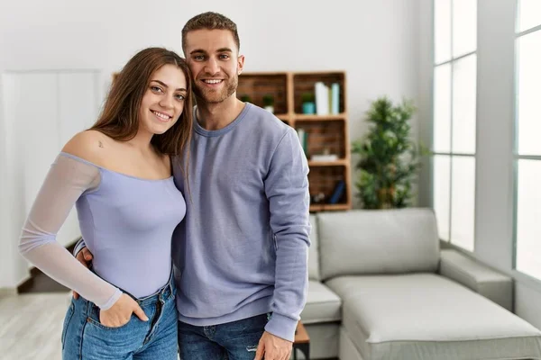 Jeune Couple Caucasien Souriant Heureux Debout Maison — Photo