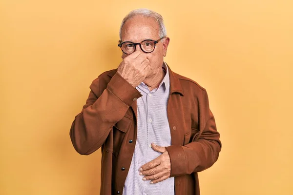 Starší Muž Šedivými Vlasy Neformální Bundě Brýlích Ucítil Něco Páchnoucího — Stock fotografie