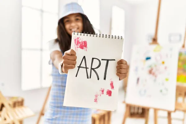 Chica Afroamericana Sonriendo Confiada Sosteniendo Cuaderno Arte Escuela Arte — Foto de Stock