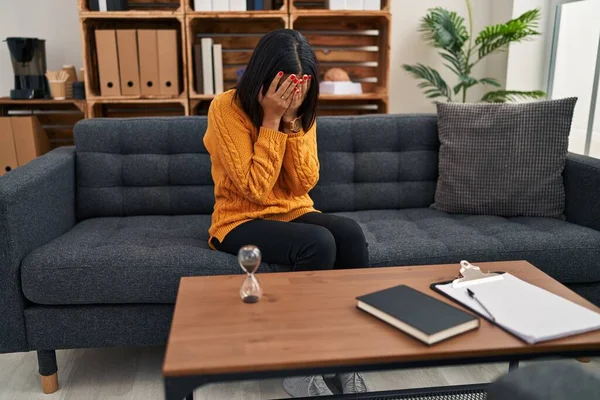 Young Latin Woman Patient Having Psychology Session Crying Clinic — Stock Photo, Image