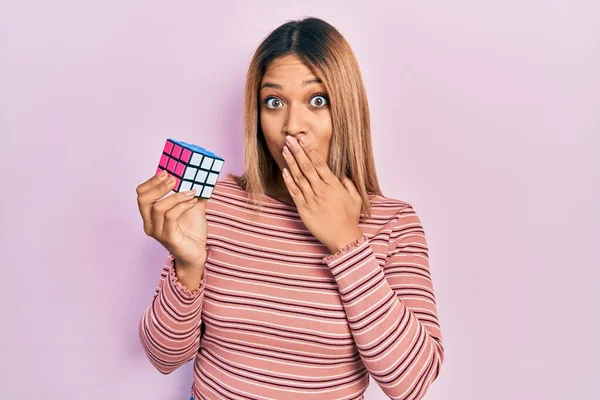 Beautiful Hispanic Woman Playing Colorful Puzzle Cube Intelligence Game Covering — Zdjęcie stockowe