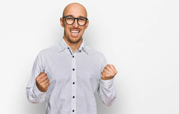 Skallig Man Med Skägg Bär Business Shirt Och Glasögon Glada — Stockfoto