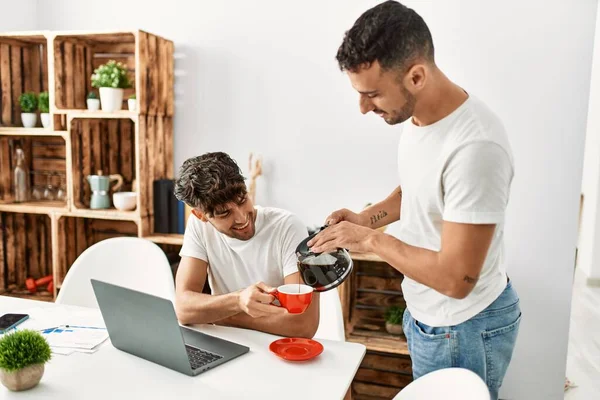 Due Uomini Ispanici Coppia Versando Caffè Facendo Colazione Casa — Foto Stock