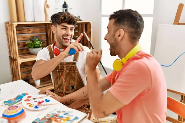 Dos Hombres Hispanos Pareja Sonriendo Confiados Pintando Palmas Estudio Arte —  Fotos de Stock