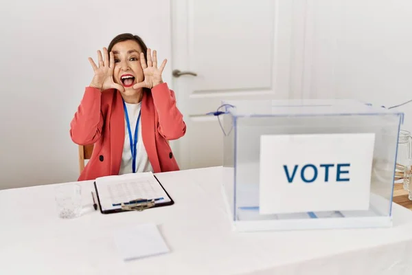 Vacker Medelålders Latinamerikansk Kvinna Vid Politiska Val Sitter Vid Valurnan — Stockfoto