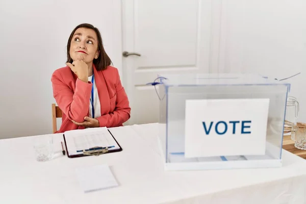 Vacker Medelålders Latinamerikansk Kvinna Vid Politiska Val Sitter Med Handen — Stockfoto