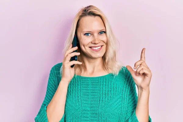 Beautiful Caucasian Blonde Woman Having Conversation Talking Smartphone Smiling Happy — ストック写真