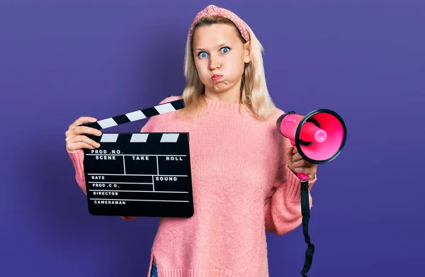 Joven Mujer Caucásica Sosteniendo Video Film Clapboard Megáfono Hinchando Mejillas —  Fotos de Stock
