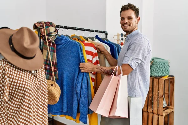 Jovem Hispânico Cliente Homem Sorrindo Feliz Escolher Roupas Loja Roupas — Fotografia de Stock