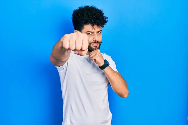 Jonge Arabische Man Met Baard Casual Wit Shirt Die Vuist — Stockfoto