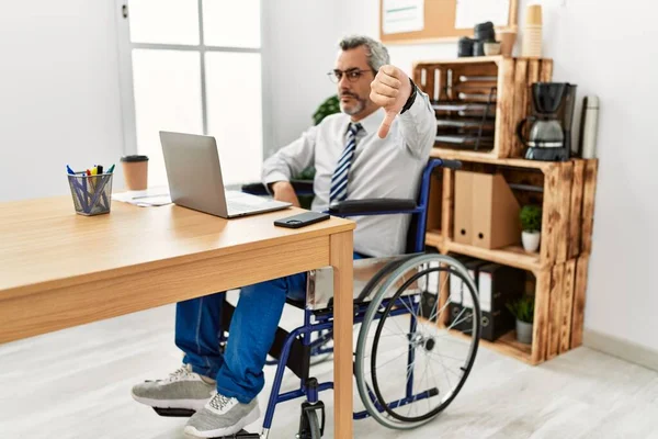 Μεσήλικας Ισπανός Που Δουλεύει Στο Γραφείο Κάθεται Αναπηρική Καρέκλα Δείχνοντας — Φωτογραφία Αρχείου