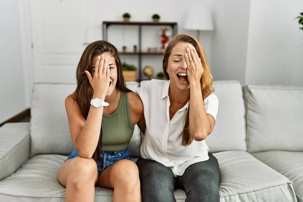 Moeder Dochter Samen Zittend Bank Thuis Één Oog Bedekkend Met — Stockfoto