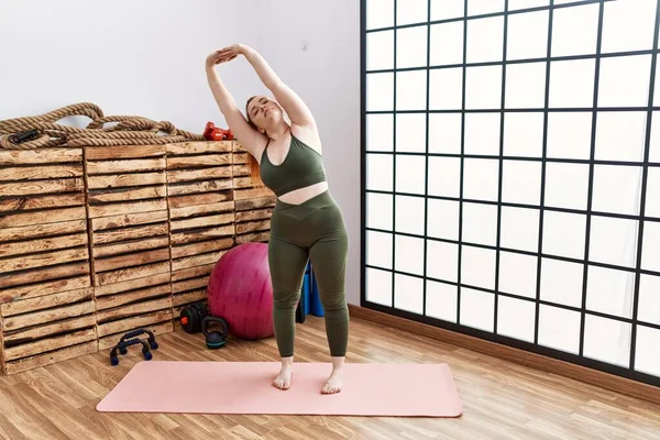 Young Redhead Woman Stretching Sport Center — Stock Photo, Image