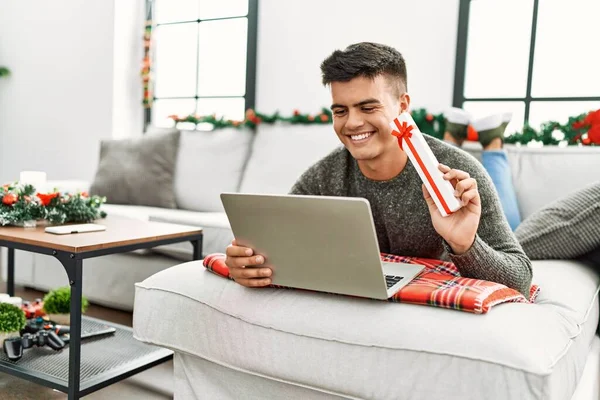 Joven Hombre Hispano Teniendo Videollamada Sosteniendo Regalo Acostado Sofá Por — Foto de Stock