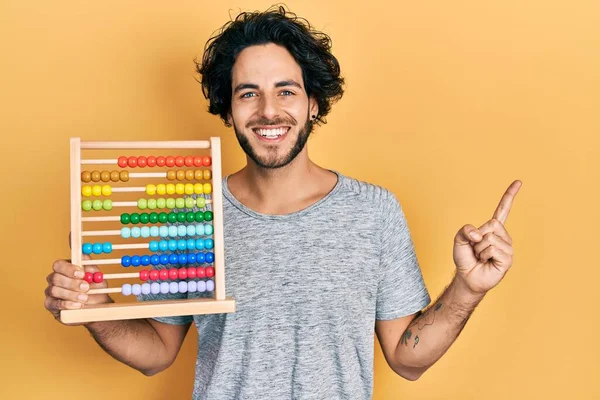 Knappe Spaanse Man Met Traditionele Abacus Glimlachend Wijzend Met Hand — Stockfoto