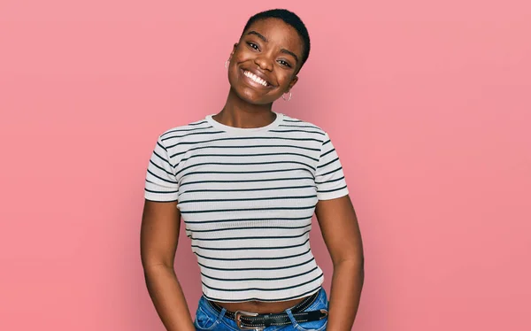 Jovem Afro Americana Vestindo Roupas Casuais Olhando Positivo Feliz Sorrindo — Fotografia de Stock