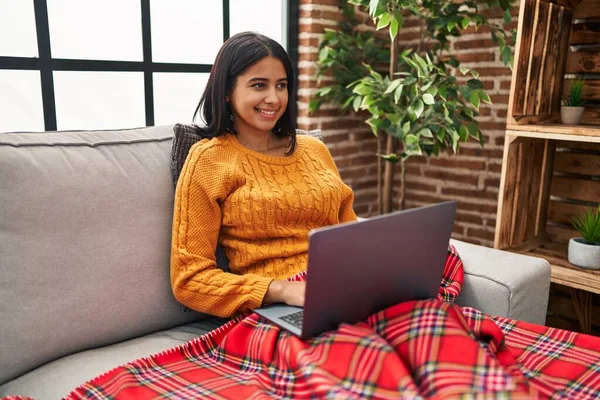 Young Latin Woman Using Laptop Sitting Sofa Home — Stockfoto