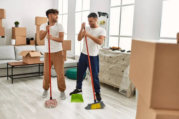 Deux Hommes Hispaniques Couple Nettoyage Danse Nouvelle Maison — Photo