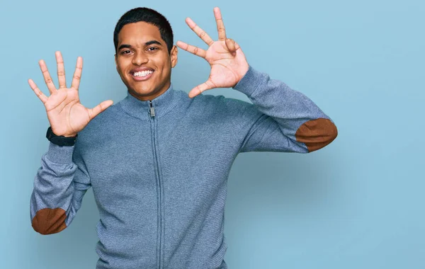 Ung Stilig Hispanic Man Bär Casual Sweatshirt Visar Och Pekar — Stockfoto