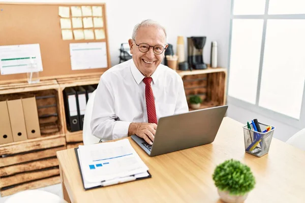 Trabalhador Sênior Negócios Usando Laptop Trabalhando Escritório — Fotografia de Stock